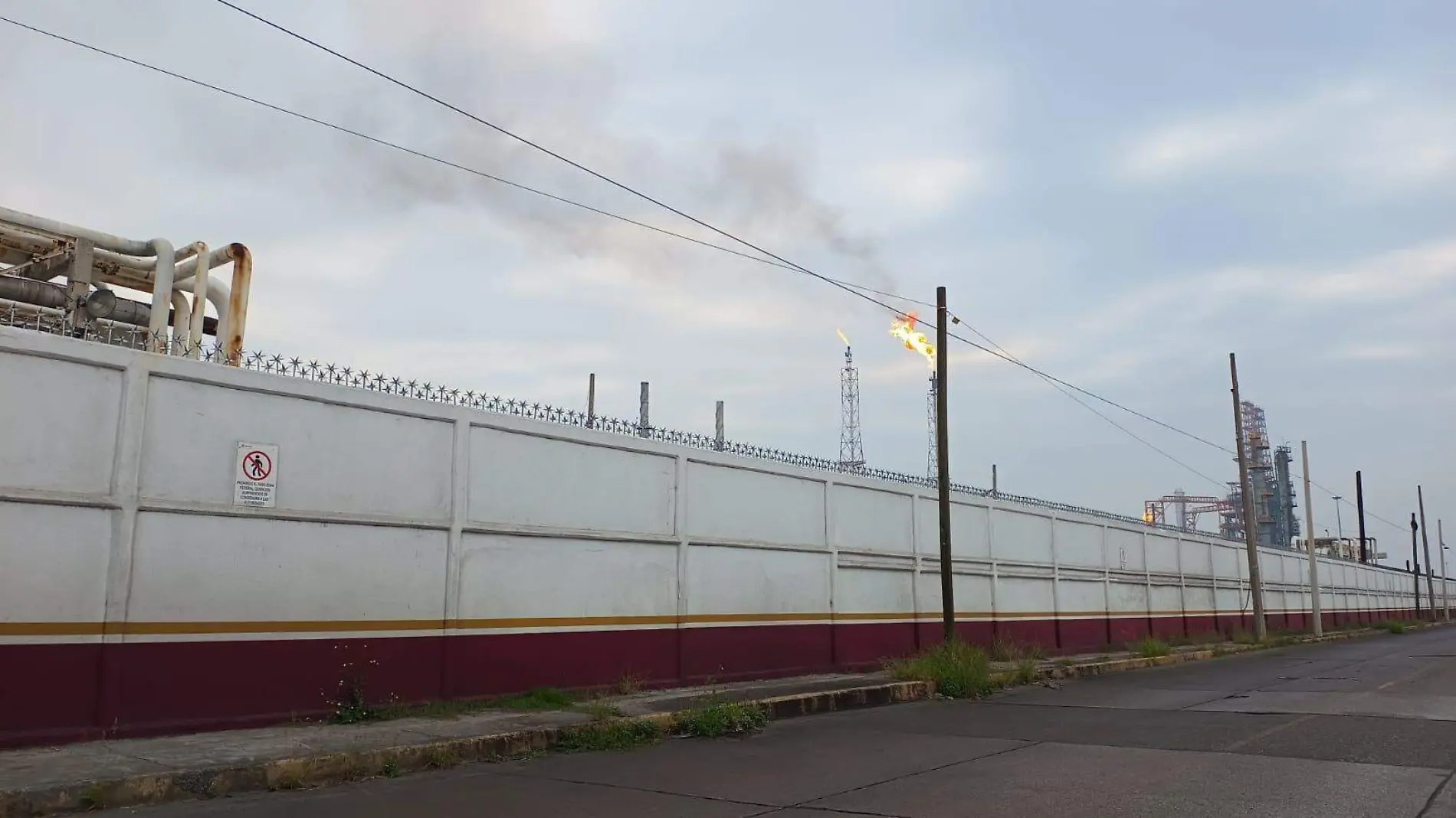 Se activa el sistema de enfriamiento con liberación de vapor de agua en la Refinería Madero 